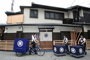 祇園佐川急便と”車夫”に扮するスタッフ