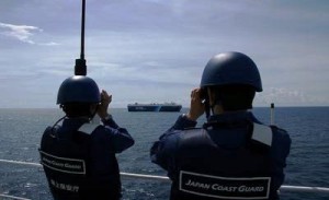 海上保安庁の確認を受ける自動車専用船「ヘリオス・リーダー」