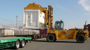 トラックから鉄道へのコンテナの積み替え