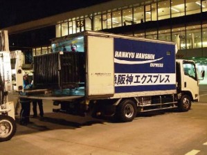 パンダを輸送する阪急阪神エクスプレスの車両