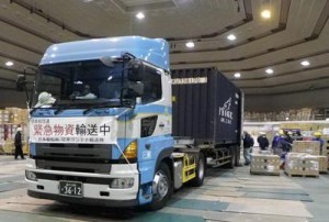緊急物資を輸送した日本コンテナ輸送の車両