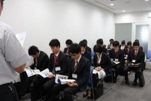 説明を受けるリコーロジスティクスの社員