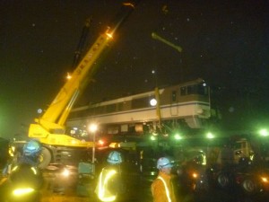 小雨が降る中で行われた荷役作業