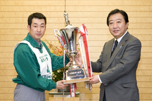 優勝 トロフィー 内閣総理大臣 - メルカリ