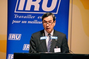 ＩＲＵ（国際道路輸送連盟）貨物輸送分科会でスピーチする福本理事長（4月26日・ジュネーブ）