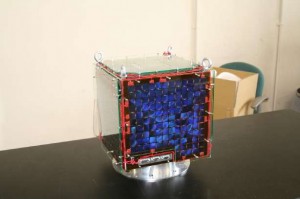 大阪工業大学の学生らが作成した「電気推進ロケットエンジンを搭載した小型人工衛星」