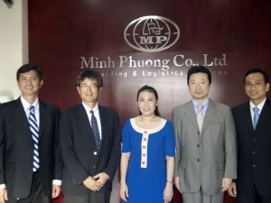 ミン・フーン社のミン・フーン・ダン代表（中央）、タイ社木下社長（左から2番目）
