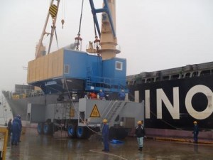 INABAの揚げ荷役の様子 INABAの揚げ荷役の様子