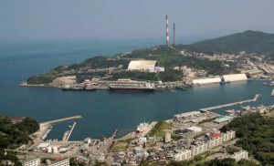 佐賀関製錬所全景(2本の煙突のうち右側が第一大煙突) 佐賀関製錬所全景(2本の煙突のうち右側が第一大煙突)