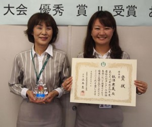 入賞を喜ぶ飯沼さん（右）と教育担当の伊藤節子さん（左）