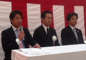 (左から)会見する恵谷洋氏(楽天物流)、帖佐義之氏(GLP)、三木孝行氏(三井不動産) (左から)会見する恵谷洋氏(楽天物流)、帖佐義之氏(GLP)、石神裕之氏(三井不動産)