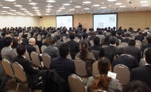 講演にはおよそ300人が参加