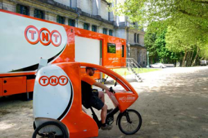 TNT、ラストワンマイル用自転車搭載の移動デポ導入