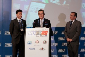 スピーチする星野会長とヤヌス・ラクニーIRU会長（右）とウンベルト・デ・プレット事務総長（左）