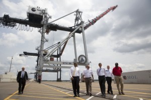 ジャクソンビル港のターミナルを視察するオバマ大統領（右から3人目、出典：米国政府「ホワイトハウス」ブログ）