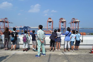 社員の子ども11人と保護者7人が参加した港湾見学会の様子
