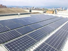 松山工場屋上の太陽光システム