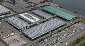 六甲アイランド航空貨物上屋の屋根に敷設された太陽光発電パネル 六甲アイランド航空貨物上屋の屋根に敷設された太陽光発電パネル