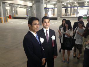 報道陣の質問に答えるラサールの中島康雄社長兼CEO(中央右側)と三菱地所の田島穣常務執行役員(同左側) 報道陣の質問に答えるラサールの中島康雄社長兼CEO(中央右側)と三菱地所の田島穣常務執行役員(同左側)