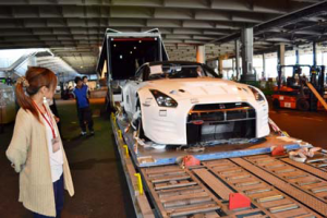 成田空港でレースカー専用の運搬車両へ積み替えられるNISSAN GT-R NISMO GT3