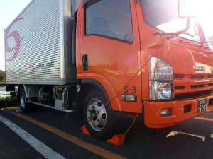 キャビンと同じ色に統一された車輪止め キャビンと同じ色に統一された車輪止め