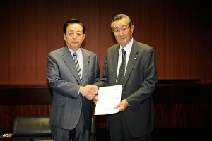 要望書を手渡す星野会長（右）と太田国交相（左）