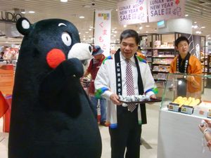 熊本県産米をＰＲする熊本県の蒲島知事とくまモン