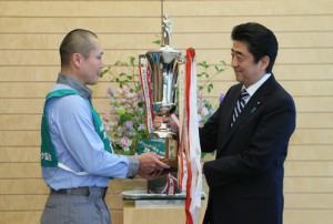 ドラコン優勝の唐木氏らが安倍首相を表敬