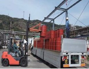 ドラム缶に詰めた石油の出荷風景(出所:資源エネルギー庁)
