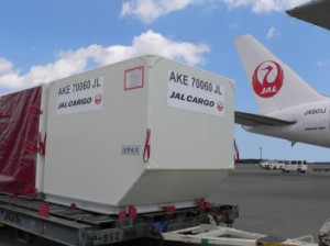 JAL、アルミ製より4割軽い最新軽量コンテナ導入（1）