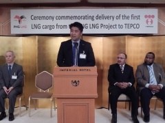 パプアニューギニアから初のLNG船、外相が式典出席