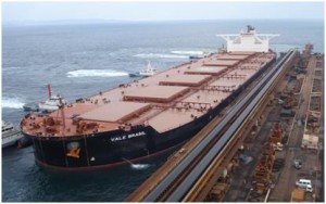 新日鉄住金、鹿島製鉄所で大型原料輸送船を受入れ