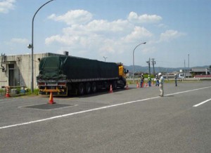 三重県伊賀市で行われた現地取り締まりの状況（出所：中部地方整備局）