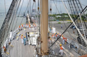 海王丸、2か月の洋上訓練終え東京港に帰港