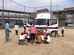 日通、岐阜市の小学校で交通安全教室