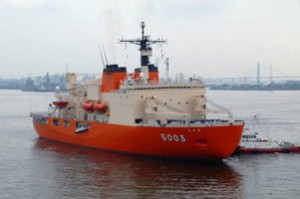 名古屋港に南極観測船が2隻集結