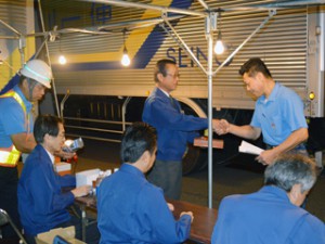 督励に訪れ、乗務社員と握手を交わす西濃運輸の大塚社長