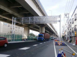 開通区間を走行する貨物車