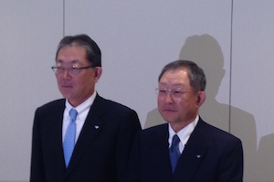 栗和田会長兼社長（左）と町田次期社長
