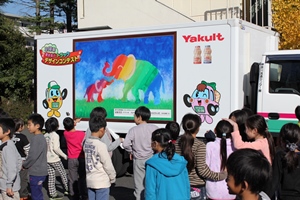 神奈川、「夢運ぶラッピングトラック」小学校で展示