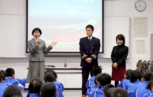 ▲釜石中学校での講義の様子(出所:商船三井)
