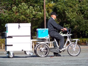 日本郵便D、電動アシスト三輪自転車用脱着式アルミ台車を導入