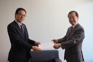 ▲羽尾審議官(左)に提言書を手渡す物流連の大庭理事長(右)