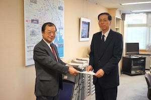小関都市局長（右）に提言を提出する物流連大庭理事長（左）