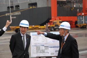 安倍首相が阪神港視察、企業立地など説明受ける