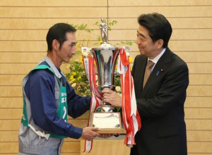 ドラコン優勝者らが安倍首相を表敬訪問