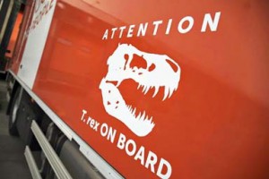 ■トラックに「注意、ティラノサウルス積載中」（出所：TNTエクスプレス）