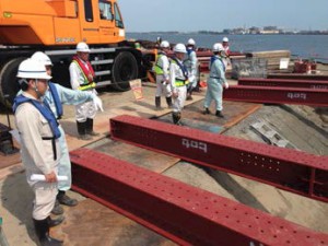 三河港神野地区で耐震強化岸壁の工事現場点検