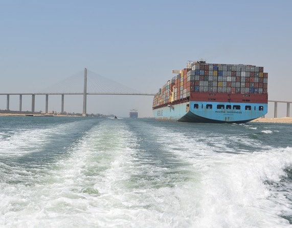 新スエズ運河が開通 3年計画前倒し1年で完成