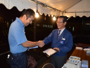 乗務社員と握手を交わす大塚委利社長(右)